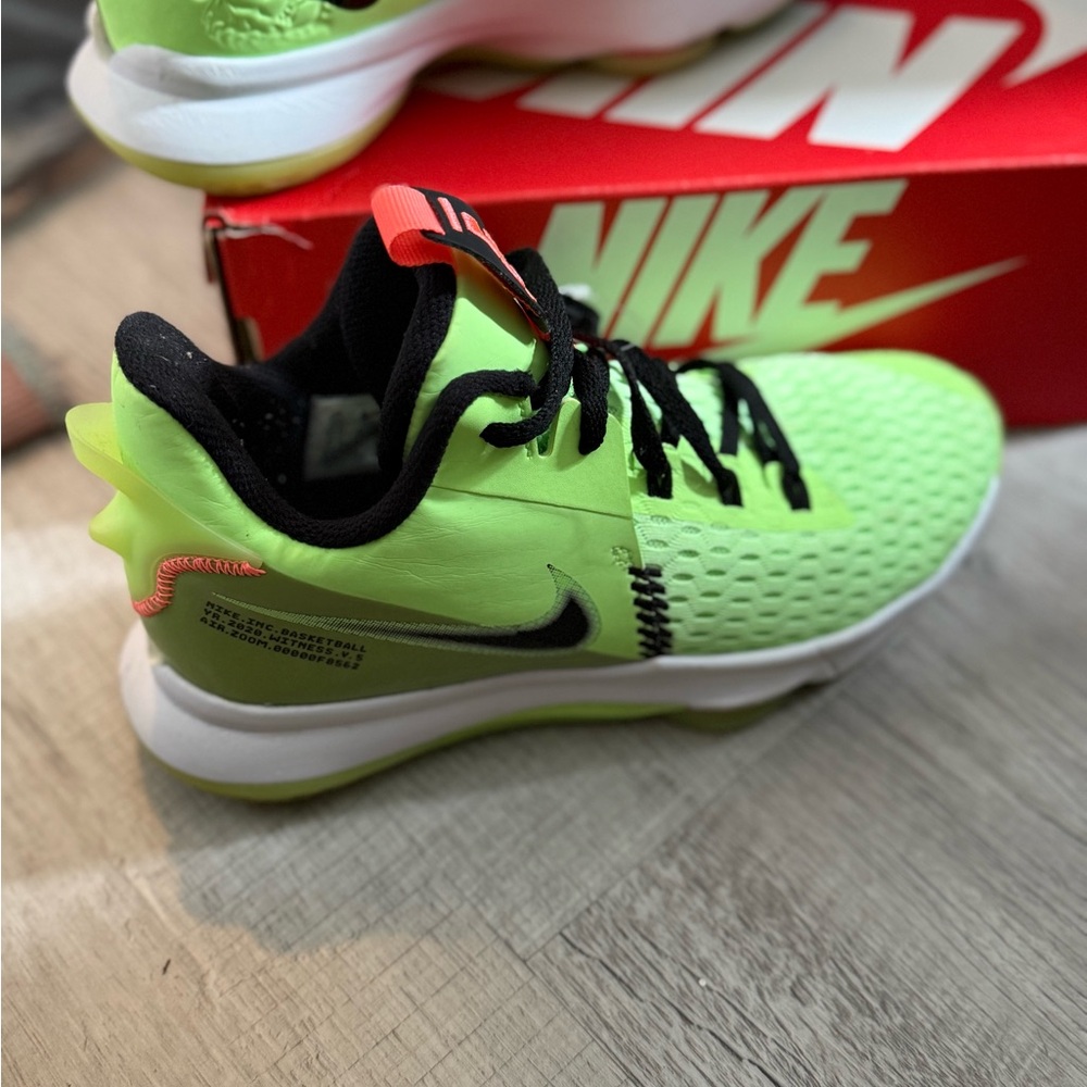 Nike Men's LEBRON WITNESS 5 grinch green lime basketballAthletic Shoes - Picture 5 of 8